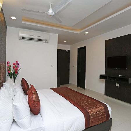 โอโย 14769 โฮเต็ล เบลมองค์ Hotel นิวเดลี ภายนอก รูปภาพ