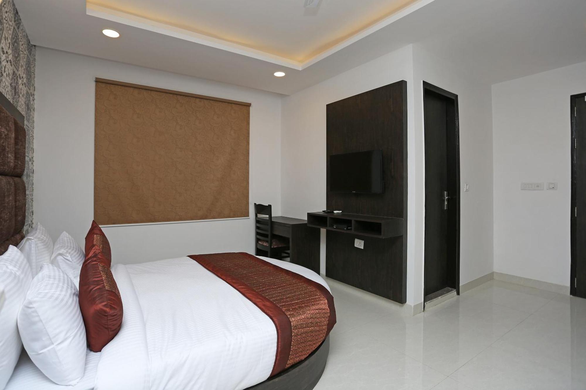 โอโย 14769 โฮเต็ล เบลมองค์ Hotel นิวเดลี ภายนอก รูปภาพ