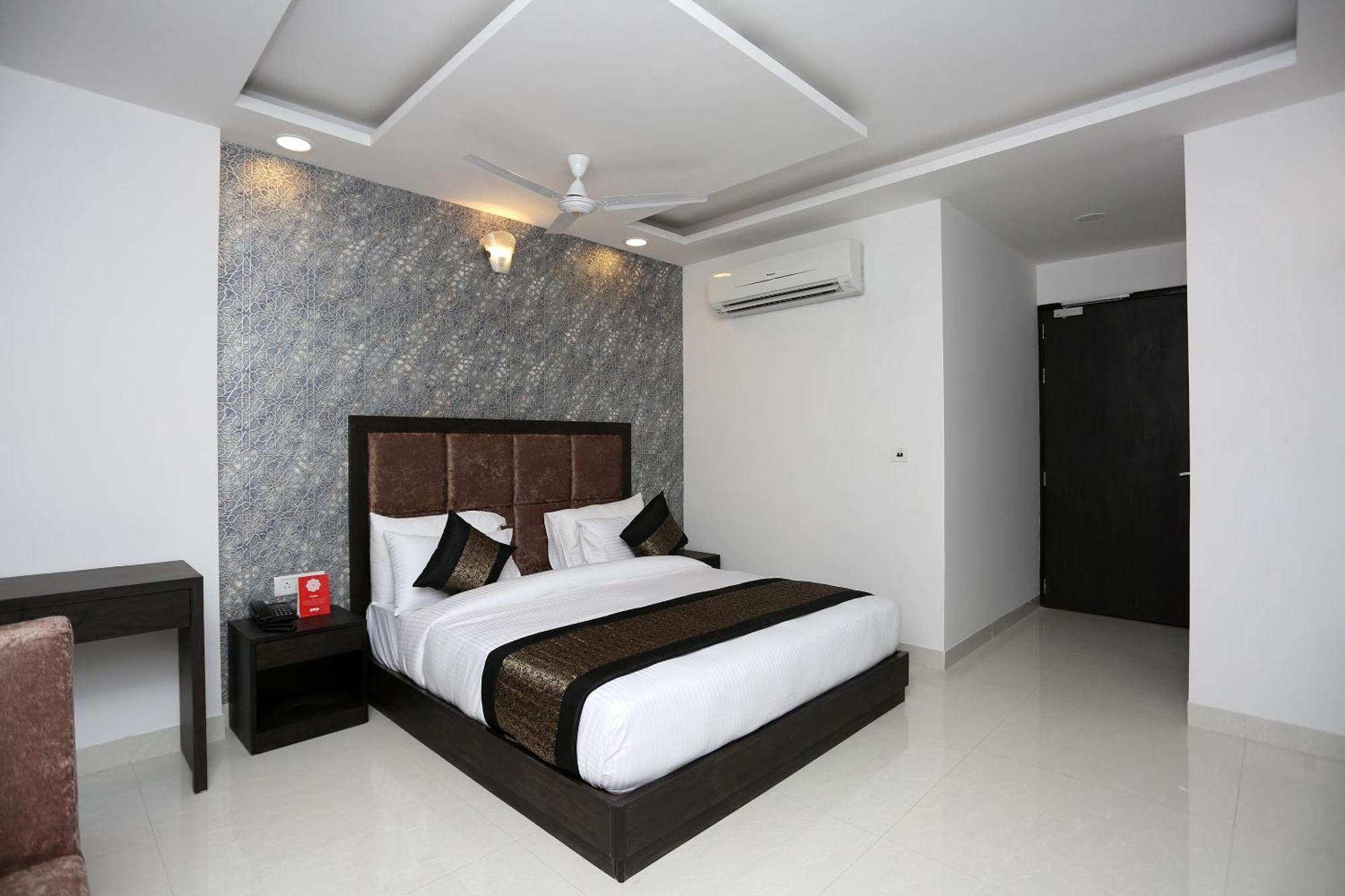 โอโย 14769 โฮเต็ล เบลมองค์ Hotel นิวเดลี ภายนอก รูปภาพ