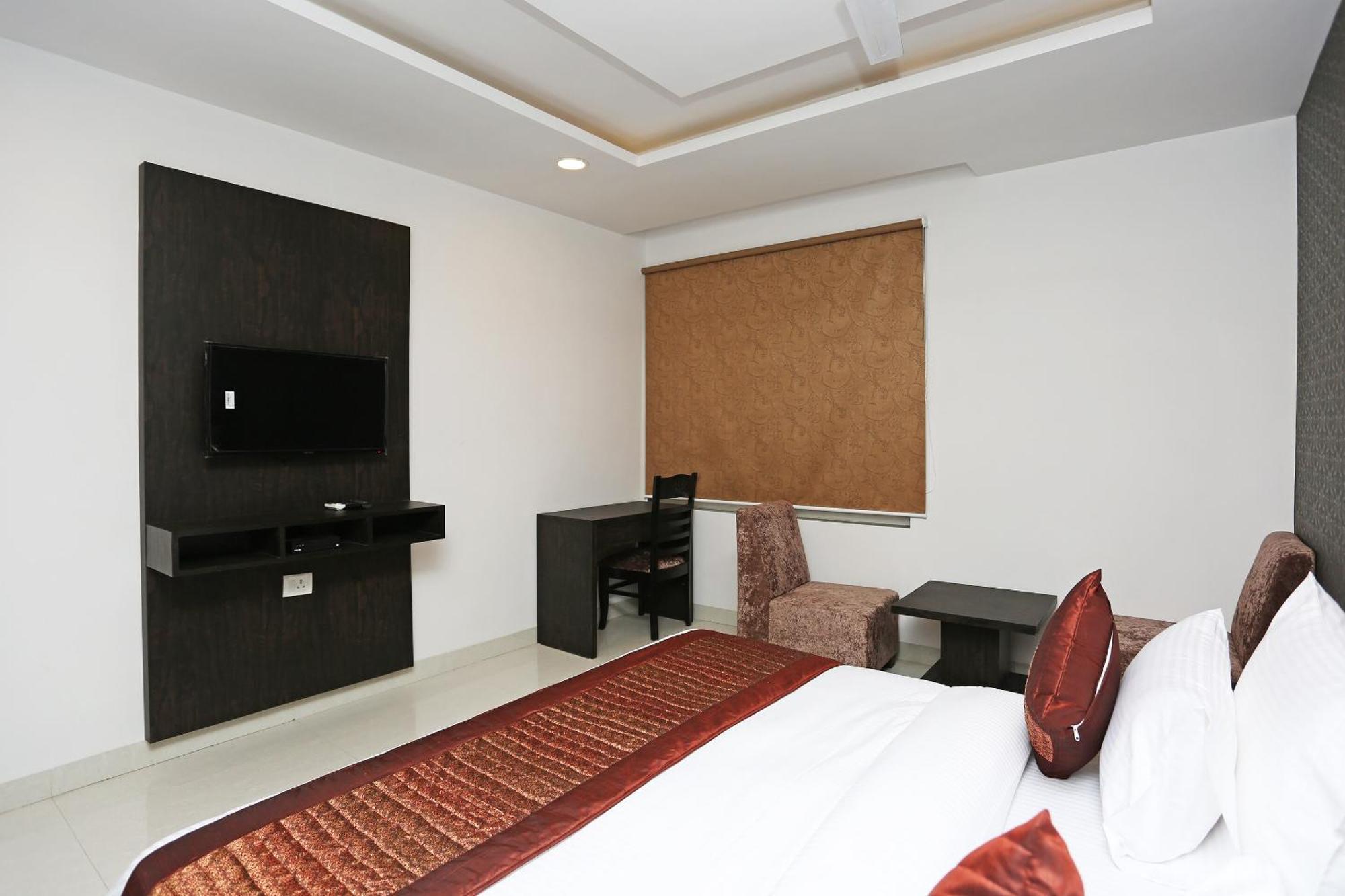 โอโย 14769 โฮเต็ล เบลมองค์ Hotel นิวเดลี ภายนอก รูปภาพ