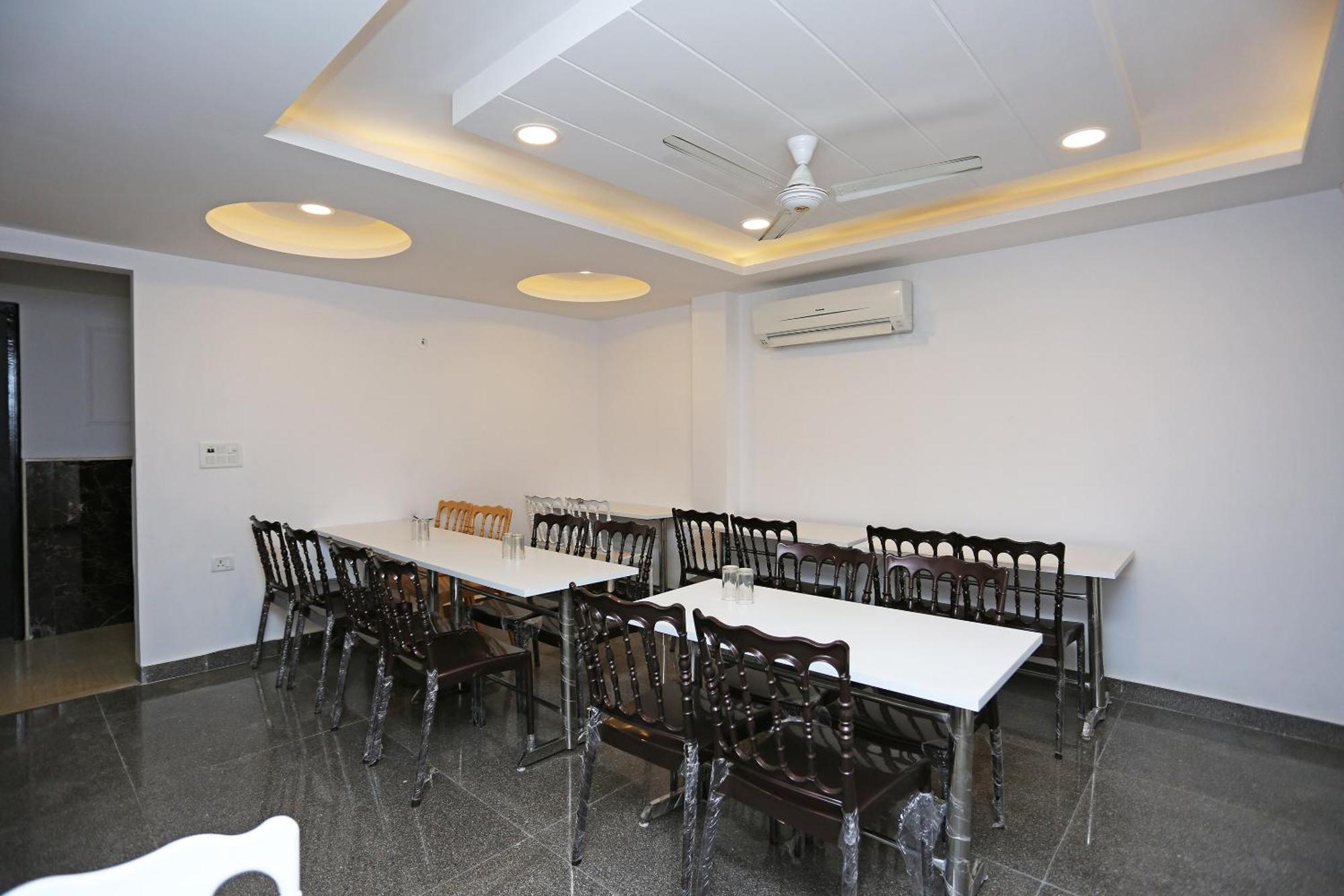 โอโย 14769 โฮเต็ล เบลมองค์ Hotel นิวเดลี ภายนอก รูปภาพ
