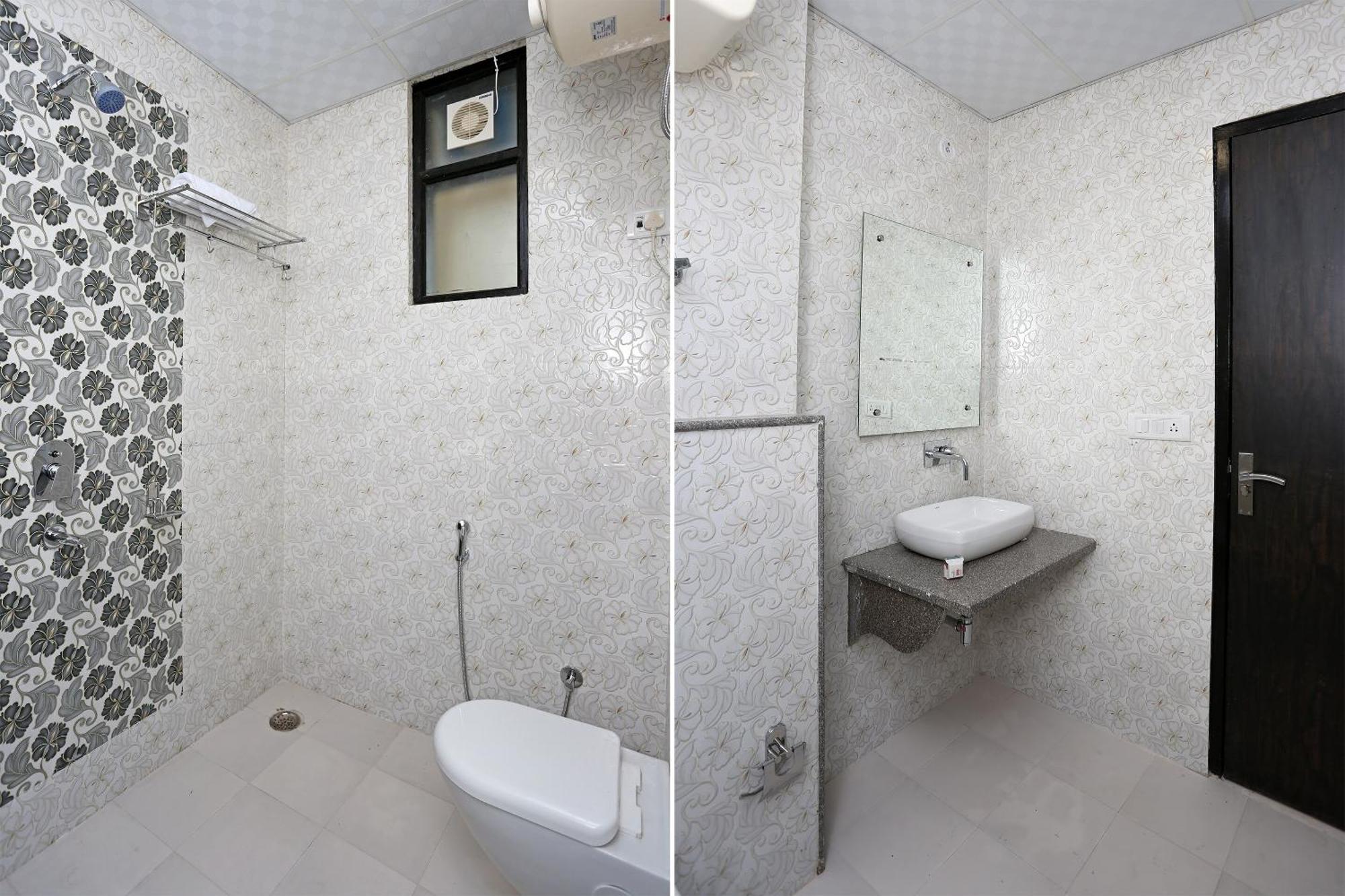 โอโย 14769 โฮเต็ล เบลมองค์ Hotel นิวเดลี ภายนอก รูปภาพ